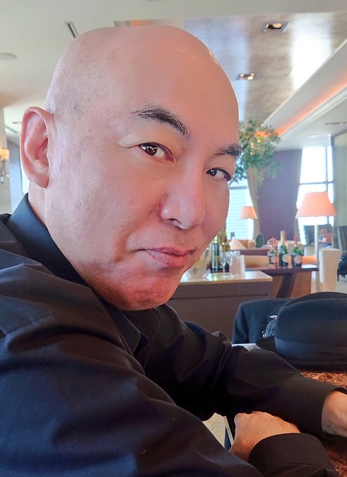 ふと隣を見たら、ハンドレッドがコーヒーを飲んでいました。ウソです。ただ今、鋭意打ち合わせ中です。#カエルの楽園2020 ふと隣を見たら、ハンドレッドがコーヒーを飲んでいました。ウソです。ただ今、鋭意打ち合わせ中です。#カエルの楽園2020