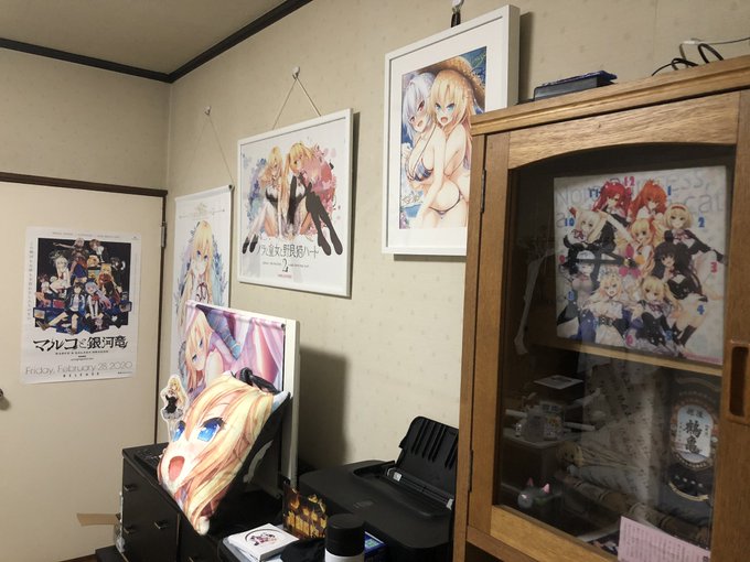またちょこちょこ家具の配置換えとか、スマホで映画見ながら額縁の手入れとかうん、やっぱりB2ポスターはデカイよ!#痛部屋 またちょこちょこ家具の配置換えとか、スマホで映画見ながら額縁の手入れとかうん、やっぱりB2ポスターはデカイよ!#痛部屋