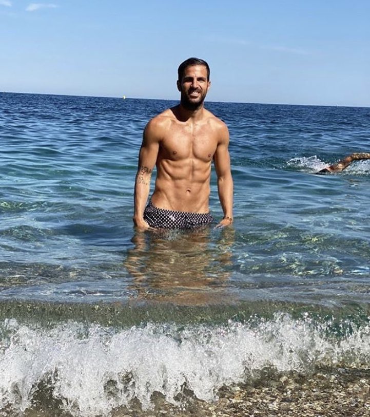 Der nicht religiös
 Stier ohne shirt, und mit atletische Körper am Strand
