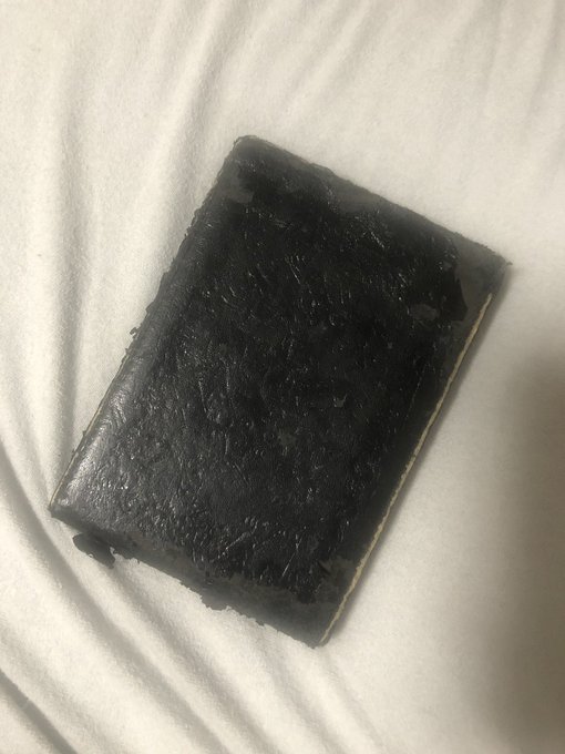 中2.3くらいの頃、スクエニショップがまだ初台にあった時に買った黒執事のスタンドミラーなわけだけど。まだ現役。懐かしいな 中2.3くらいの頃、スクエニショップがまだ初台にあった時に買った黒執事のスタンドミラーなわけだけど。まだ現役。懐かしいな