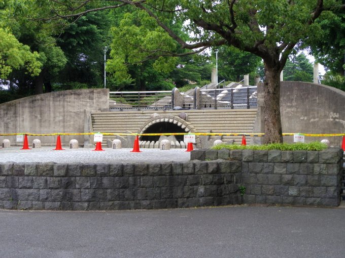 6月の横浜めぐりから。金色のコルダにも描かれた、あの場所です。山下公園の南端から横浜人形の家(天音学園のモデル)の方へ上 6月の横浜めぐりから。金色のコルダにも描かれた、あの場所です。山下公園の南端から横浜人形の家(天音学園のモデル)の方へ上