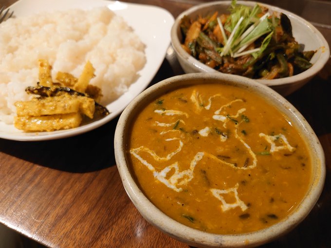 池袋・プタリカフェで、ダルバートを。ラテアートというか、カレーアートはスヌーピーでした。なんやかんやで、池袋で一番よく行 池袋・プタリカフェで、ダルバートを。ラテアートというか、カレーアートはスヌーピーでした。なんやかんやで、池袋で一番よく行