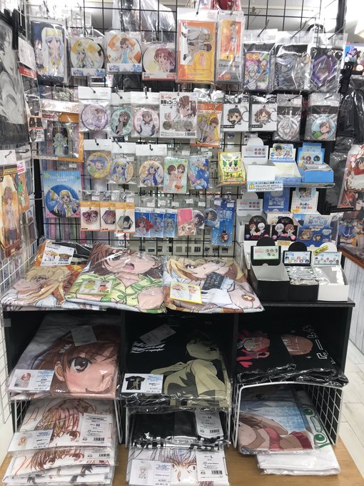 はっけーん。佐藤さん新井さんとお揃いのTシャツもあった。でも俺、この美琴の黒いTシャツ欲しいんよねー。どないしょ#とある はっけーん。佐藤さん新井さんとお揃いのTシャツもあった。でも俺、この美琴の黒いTシャツ欲しいんよねー。どないしょ#とある