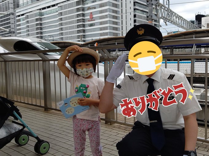 ドクターイエロー見送った後、🚅を見ていたら、「こだま」の交代待ちの運転士さんが来て、娘におしりたんていの700Sの冊子を ドクターイエロー見送った後、🚅を見ていたら、「こだま」の交代待ちの運転士さんが来て、娘におしりたんていの700Sの冊子を