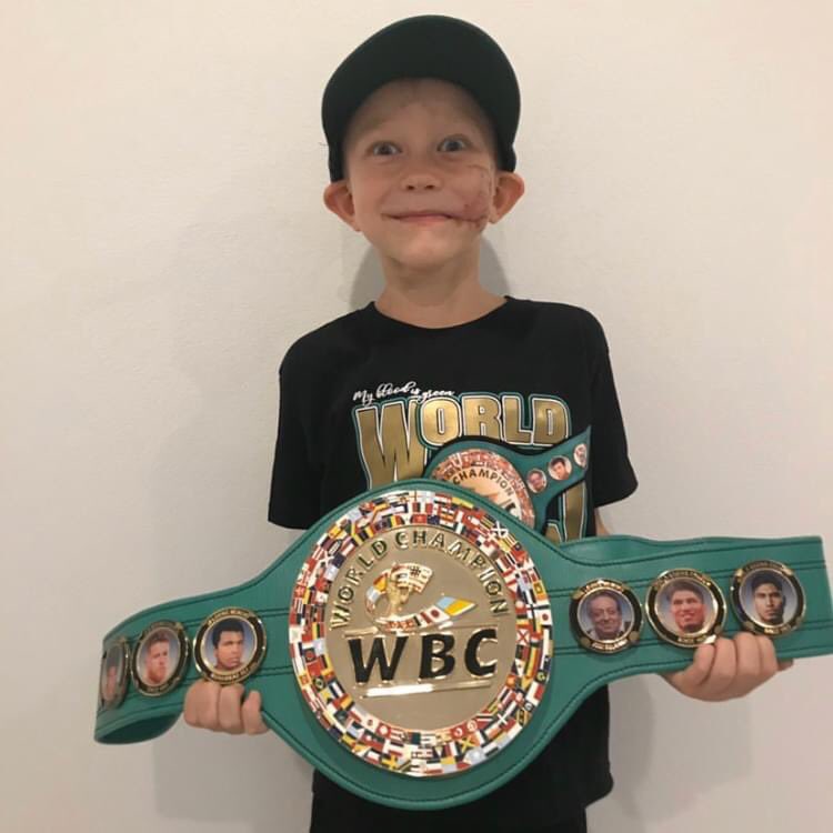 Niño Héroe recibe su cinturón de campeón mundial del WBC