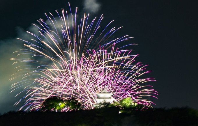 下からでも横からでもどちらからでもいいから打ち上げ花火が見られることが幸せだったんだと気付かされた今年の夏 下からでも横からでもどちらからでもいいから打ち上げ花火が見られることが幸せだったんだと気付かされた今年の夏