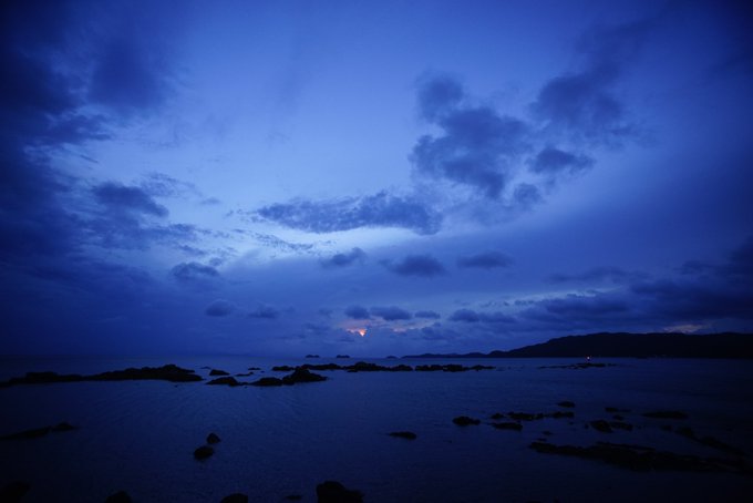 #上五島 の #ケサソラ の #イマソラ 。厚い雲の隙間の朝焼けMorning glow in the clouds.# #上五島 の #ケサソラ の #イマソラ 。厚い雲の隙間の朝焼けMorning glow in the clouds.#