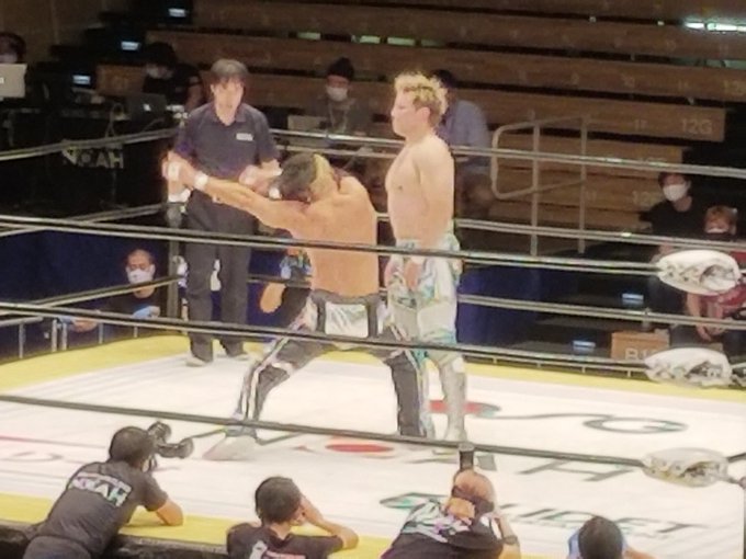 8.4後楽園丸さんの鞭のようにしなるチョップ(バキで言うところの鞭打?)に対し、潮崎の問答無用で薙ぎ倒すチョップどちらも 8.4後楽園丸さんの鞭のようにしなるチョップ(バキで言うところの鞭打?)に対し、潮崎の問答無用で薙ぎ倒すチョップどちらも
