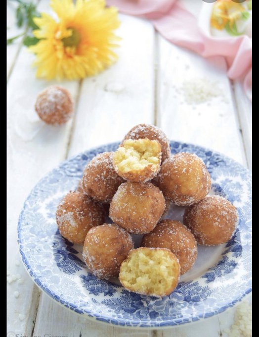 フリテッレとは、こんなお菓子。お米が入ってる。カーニヴァルから3月19日の父の日前後に食べるお菓子です。揚げ菓子は美味し フリテッレとは、こんなお菓子。お米が入ってる。カーニヴァルから3月19日の父の日前後に食べるお菓子です。揚げ菓子は美味し