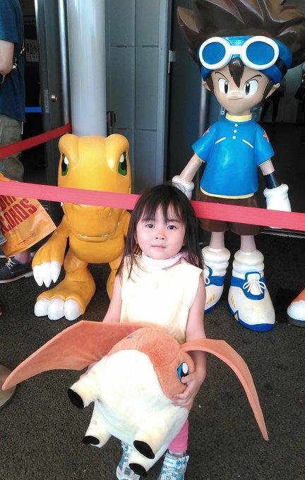6年前最初の映画のヒカリより小さい2歳だった娘も今は8歳とデジアドのヒカリと同い年になりました。アプモンとの写真は翌年の 6年前最初の映画のヒカリより小さい2歳だった娘も今は8歳とデジアドのヒカリと同い年になりました。アプモンとの写真は翌年の