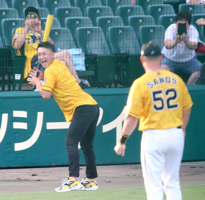 本日のスタメン発表は #今成亮太 氏によるモノマネ入り‼️#サンズ 選手は自分のモノマネと気づかず、、#近本 選手に教え 本日のスタメン発表は #今成亮太 氏によるモノマネ入り‼️#サンズ 選手は自分のモノマネと気づかず、、#近本 選手に教え