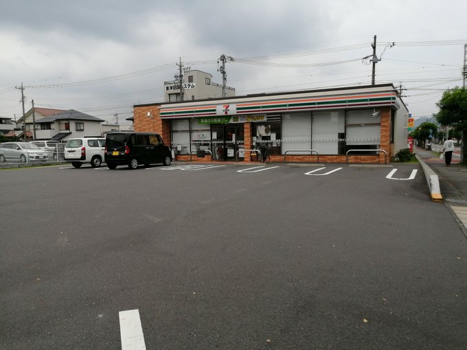 セブンイレブン焼津駅北店オタクオタクを施行。はいふりオタクが写真4枚目の駐車枠で異常な駐車を行い、一部で話題になっていた