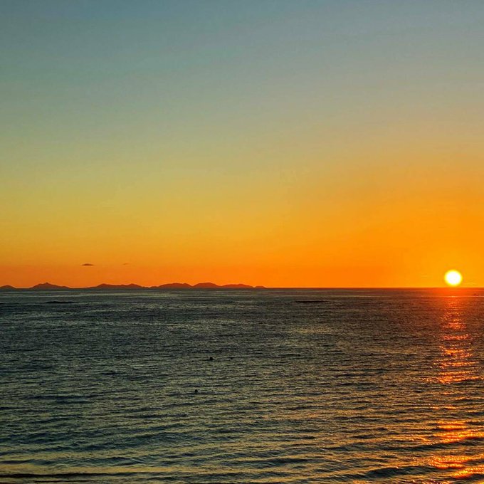 本日の夕陽。水平線に沈む夕陽の横に伊平屋島が見えます。与論から見たら七つに分かれて見えるので七切島(ななきりじま)と呼ば 本日の夕陽。水平線に沈む夕陽の横に伊平屋島が見えます。与論から見たら七つに分かれて見えるので七切島(ななきりじま)と呼ば