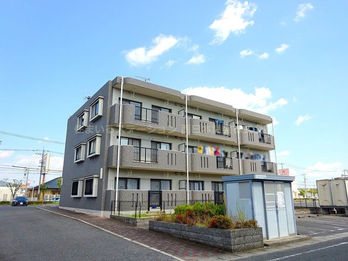 【3DK賃貸マンション】酒屋の「酒の赤鬼」が隣にある #3DK #賃貸マンション の最上階3階角住戸。鉄筋コンクリート造 【3DK賃貸マンション】酒屋の「酒の赤鬼」が隣にある #3DK #賃貸マンション の最上階3階角住戸。鉄筋コンクリート造