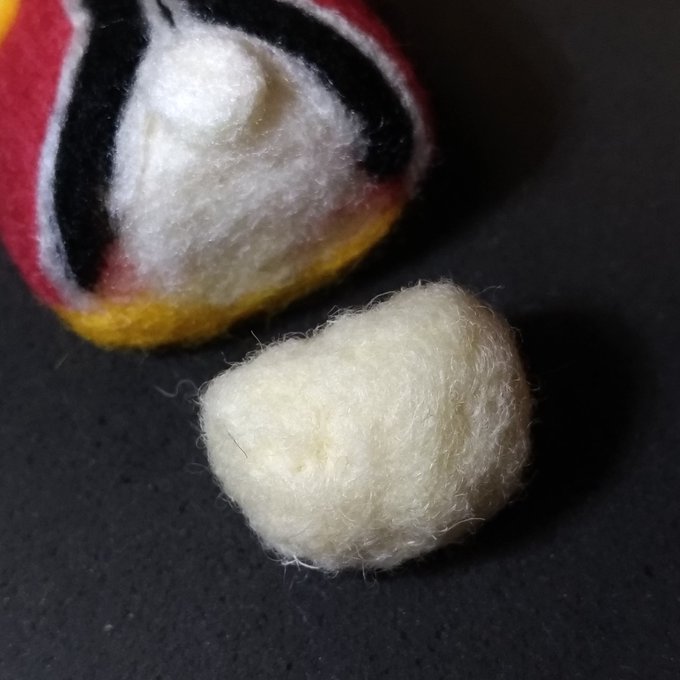 羊毛クワガッタン進捗。頭部作成中😃 ニードルわたわたでやや小さめの芯を作り、本体色を刺したら目の部分を作成。頭頂部の謎の 羊毛クワガッタン進捗。頭部作成中😃 ニードルわたわたでやや小さめの芯を作り、本体色を刺したら目の部分を作成。頭頂部の謎の