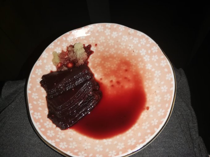 夕飯食欲無くてもごついてたらなんか父上のつまみの馬刺しもらって一人東京喰種思い出しながら食べた。おいしかった!最近貧血気 夕飯食欲無くてもごついてたらなんか父上のつまみの馬刺しもらって一人東京喰種思い出しながら食べた。おいしかった!最近貧血気