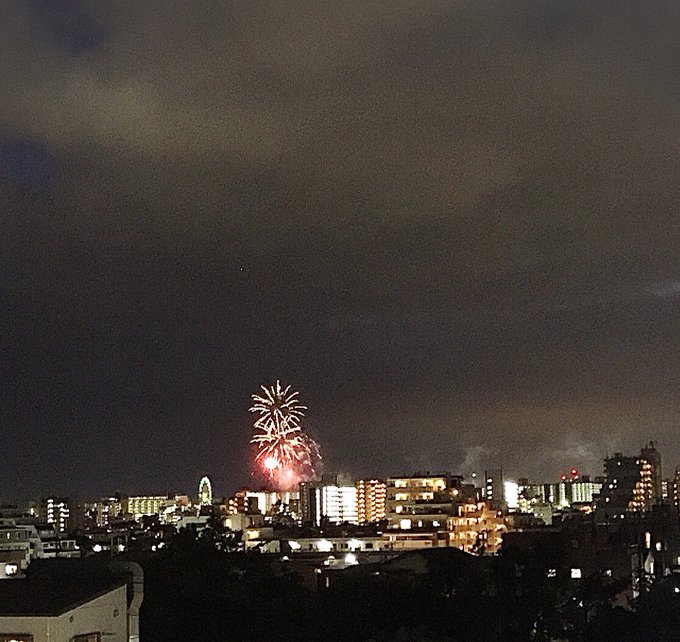 18:00、外で爆竹の音が続くから、うちの周りも物騒になったなぁと思って外を見たら、向こうで打ち上げ花火!!ひゃ〜近い✨ 18:00、外で爆竹の音が続くから、うちの周りも物騒になったなぁと思って外を見たら、向こうで打ち上げ花火!!ひゃ〜近い✨