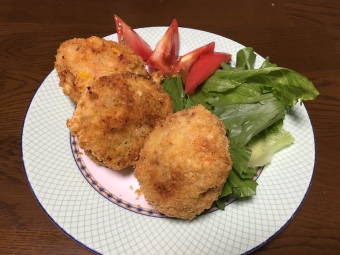 出来た〜_( _´ω`)_フゥ今日の晩ごはんはコロッケ3種全部にじゃがいもと玉ねぎは入ってます。(ひき肉のコロッケ、キャ 出来た〜_( _´ω`)_フゥ今日の晩ごはんはコロッケ3種全部にじゃがいもと玉ねぎは入ってます。(ひき肉のコロッケ、キャ