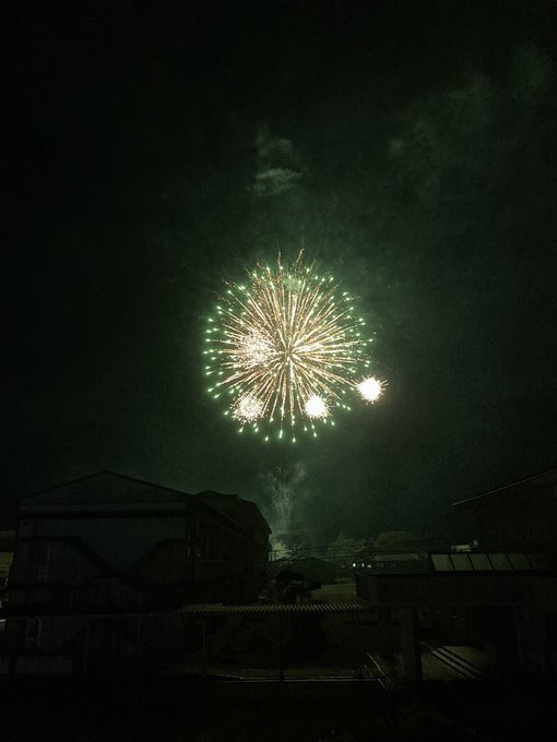 突如として打ち上がり始めた花火は自宅2階の窓から真っ正面哉(^^)夏の名残の打ち上げ花火は儚し 突如として打ち上がり始めた花火は自宅2階の窓から真っ正面哉(^^)夏の名残の打ち上げ花火は儚し