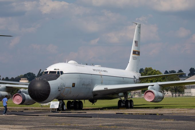 隣にいるEC-135E ARIA 60-0374 "The Bird of Prey"。NASAの宇宙機のほかDODの弾 隣にいるEC-135E ARIA 60-0374 "The Bird of Prey"。NASAの宇宙機のほかDODの弾