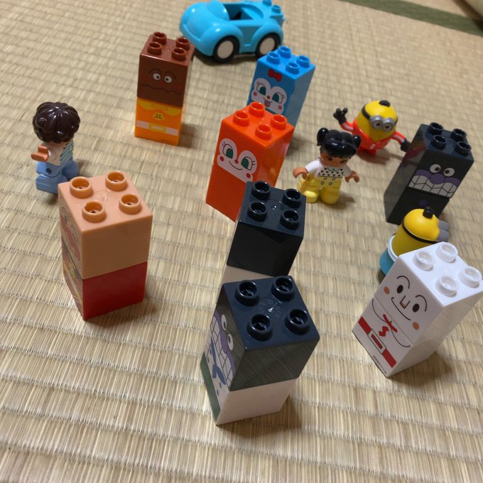 2歳児が並べたレゴが完全に寄生獣(バラバラの方向むいて座ってるやつ) 2歳児が並べたレゴが完全に寄生獣(バラバラの方向むいて座ってるやつ)