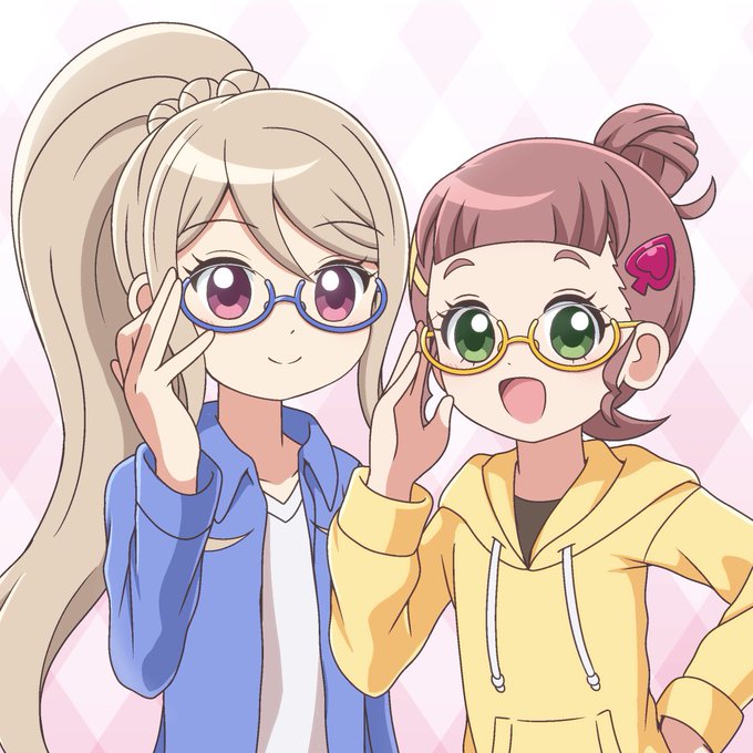 『ヒミツのここたま』より、こころちゃんの誕生日イラストに続いて、メガネをかけたのぞみちゃんとひかりちゃん。やはりメガネ× 『ヒミツのここたま』より、こころちゃんの誕生日イラストに続いて、メガネをかけたのぞみちゃんとひかりちゃん。やはりメガネ×