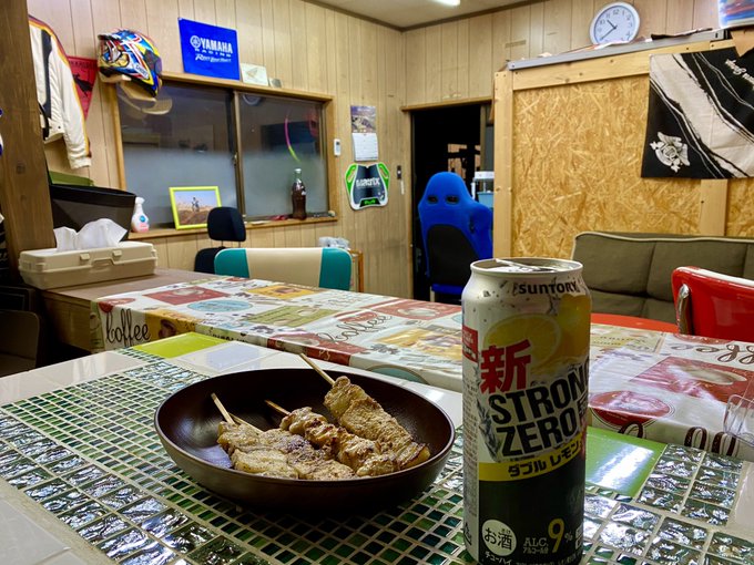さっきまで職場の中央操作室でサマーウォーズのケンジばりに鼻血噴きそうになりながら制御パネルに向かってた前任者のミスのリカ さっきまで職場の中央操作室でサマーウォーズのケンジばりに鼻血噴きそうになりながら制御パネルに向かってた前任者のミスのリカ
