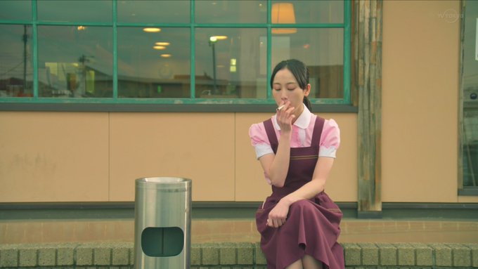 店長喫煙者だったのか。煙草吸う仕草も綺麗だ。#松井玲奈 #浦安鉄筋家族 店長喫煙者だったのか。煙草吸う仕草も綺麗だ。#松井玲奈 #浦安鉄筋家族