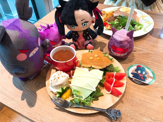 ポケモンカフェ初めて行ったけどみんな可愛くて食べずらかったけん、、ソーシャルディスタンス席はぬいぐるみとレプリカ飯が置い ポケモンカフェ初めて行ったけどみんな可愛くて食べずらかったけん、、ソーシャルディスタンス席はぬいぐるみとレプリカ飯が置い