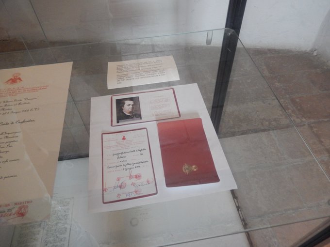 #フリーメイソン が発行した書類(左上)#カリオストロ伯爵 の井戸の特別房(右上)出入口は天井のみ、食事もここから吊り下 #フリーメイソン が発行した書類(左上)#カリオストロ伯爵 の井戸の特別房(右上)出入口は天井のみ、食事もここから吊り下