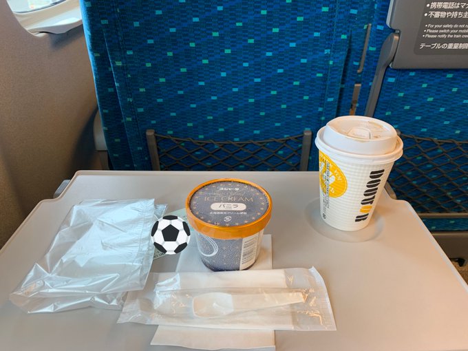実は私はまだ小学生なので、新幹線に乗る時は当然アイスを食べる。 実は私はまだ小学生なので、新幹線に乗る時は当然アイスを食べる。