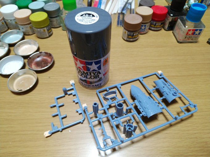 #風の谷のナウシカ エンジンと機体の塗装はスプレーを利用しました。エンジンはグレイバイオレット、機体はつや消しホワイトを #風の谷のナウシカ エンジンと機体の塗装はスプレーを利用しました。エンジンはグレイバイオレット、機体はつや消しホワイトを