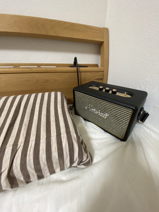 枕元にはマーシャルのBluetoothスピーカーを常設してるので、寝る前に聴く音楽はなかなか豪華な気分で聴くことができる 枕元にはマーシャルのBluetoothスピーカーを常設してるので、寝る前に聴く音楽はなかなか豪華な気分で聴くことができる
