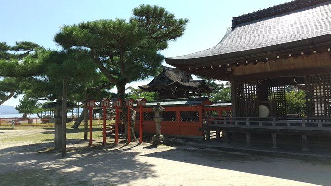 ずっと行きたかった唐崎神社✨いや~、琵琶湖が、綺麗なこと。また曇天に笑う観たくなる🎵目の前にあるみたらし団子も旨かった‼ ずっと行きたかった唐崎神社✨いや~、琵琶湖が、綺麗なこと。また曇天に笑う観たくなる🎵目の前にあるみたらし団子も旨かった‼