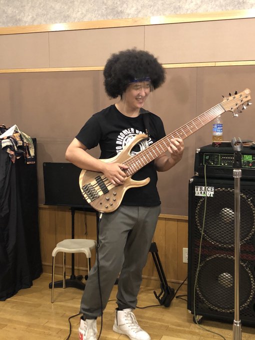 7弦ベースを皆で背負ってみるの会Baタイラー→指板の太さがおかしいが楽しそうVoGtすみと→思わず自分の遠近感が狂ったか 7弦ベースを皆で背負ってみるの会Baタイラー→指板の太さがおかしいが楽しそうVoGtすみと→思わず自分の遠近感が狂ったか