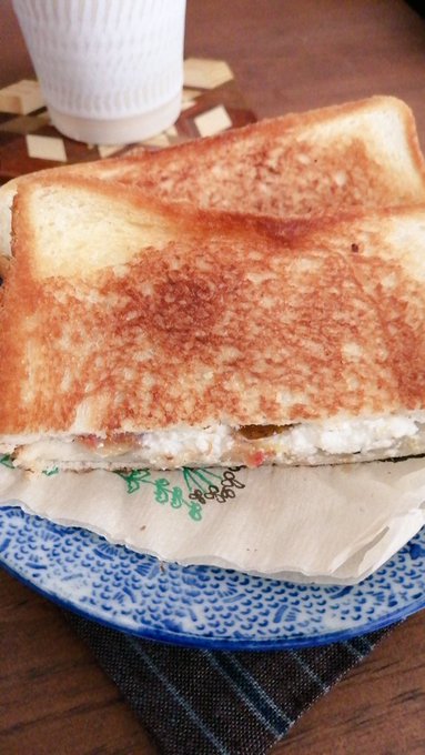 今回の #衛宮ごはん を読んだらホットサンドが食べたくなったので、フライパン方式の方で作ってみたイチジクとカッテージチー 今回の #衛宮ごはん を読んだらホットサンドが食べたくなったので、フライパン方式の方で作ってみたイチジクとカッテージチー