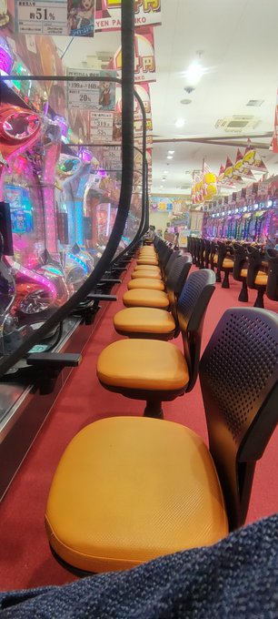 ワイがマクロスF2に2万飲まれてる中何故かガラガラの中隣の一騎当千に座り何故か数回転で当て1万発くらいでてた腹立つわー ワイがマクロスF2に2万飲まれてる中何故かガラガラの中隣の一騎当千に座り何故か数回転で当て1万発くらいでてた腹立つわー