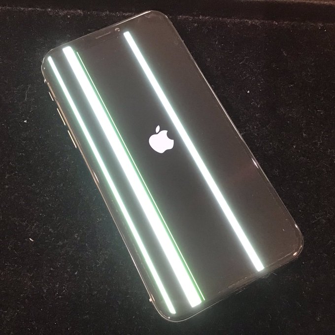 iPhoneX以降の機種で画面に白や緑色の縦線が入る故障が多いです。修理で直せますのでお困りでしたらお気軽にご相談くださ iPhoneX以降の機種で画面に白や緑色の縦線が入る故障が多いです。修理で直せますのでお困りでしたらお気軽にご相談くださ