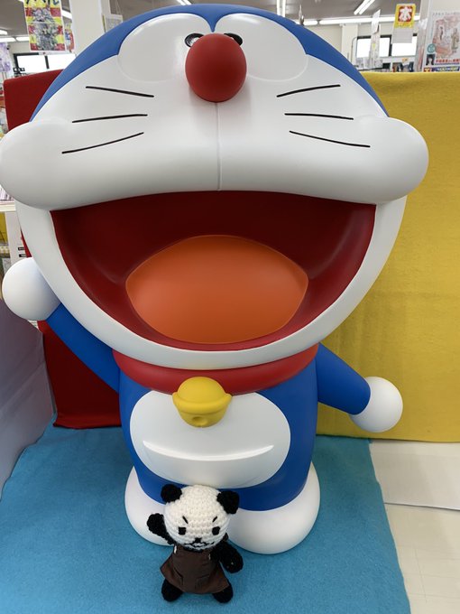 類家店にドラえもんが出勤してきました!いつもパンダちゃんを撮影しているスタジオに入りきらない大きさ😂 類家店にドラえもんが出勤してきました!いつもパンダちゃんを撮影しているスタジオに入りきらない大きさ😂