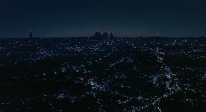 『耳をすませば』のオープニングで登場する夜景(画像左)は、『平成狸合戦ぽんぽこ』のエンディングに登場する夜景(画像右)と 『耳をすませば』のオープニングで登場する夜景(画像左)は、『平成狸合戦ぽんぽこ』のエンディングに登場する夜景(画像右)と