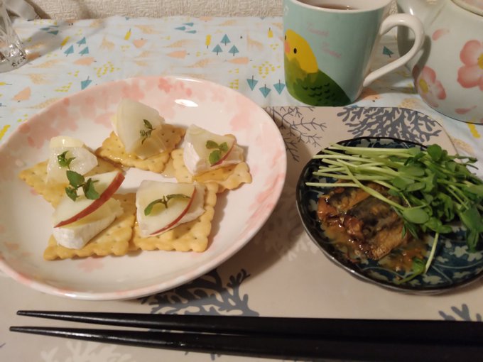 ワカコ酒でやってた、りんごとカマンベールのクラッカー乗せハンパなくおいしいな〜 ワカコ酒でやってた、りんごとカマンベールのクラッカー乗せハンパなくおいしいな〜