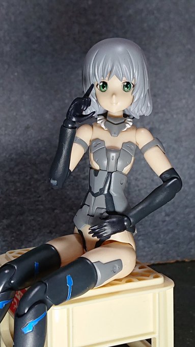 胴体がほぼ完成したのでパチリ♪髪はまだサフのままだけど、グレーも良いなあ♪キット指定の水色と悩みますね。#フレームアーム 胴体がほぼ完成したのでパチリ♪髪はまだサフのままだけど、グレーも良いなあ♪キット指定の水色と悩みますね。#フレームアーム