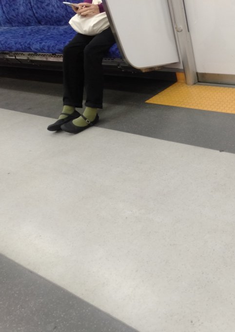 足もとを見て妖怪人間ベムを思い出す朝☀行ってきます🤚#通勤電車 足もとを見て妖怪人間ベムを思い出す朝☀行ってきます🤚#通勤電車