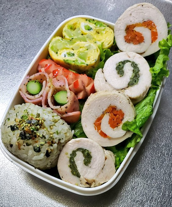 今日のお弁当。コンソメ味のチキンロール🍱先週も作ったけど鶏胸肉が減らないんだよ😅冷凍室がギチギチだから消費して、でも 今日のお弁当。コンソメ味のチキンロール🍱先週も作ったけど鶏胸肉が減らないんだよ😅冷凍室がギチギチだから消費して、でも