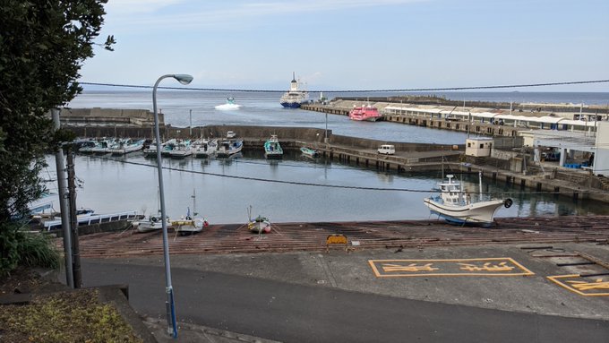 伊豆大島×ビビオペの聖地巡礼。今回は訪れた港が元町港・岡田港という都合上、一色家のある波浮港には立ち寄れず、日常パートで 伊豆大島×ビビオペの聖地巡礼。今回は訪れた港が元町港・岡田港という都合上、一色家のある波浮港には立ち寄れず、日常パートで