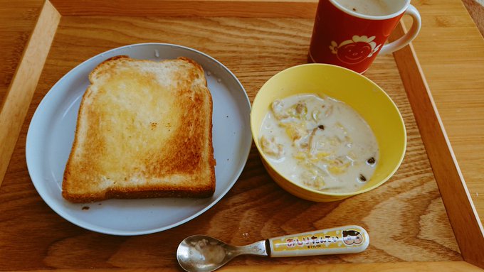 リアルな主婦のまったく映えない朝ご飯。でも白菜トロトロスープとバター多めのパンはおいしい。#おしりたんてい #サザエさ リアルな主婦のまったく映えない朝ご飯。でも白菜トロトロスープとバター多めのパンはおいしい。#おしりたんてい #サザエさ