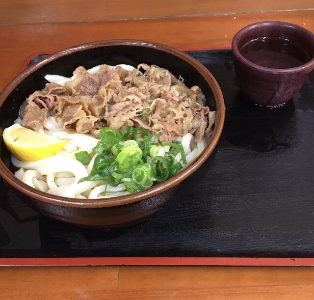 以前、瓦町の綿谷さんに行きました。同じ系列なのかな?値段の割にすごいボリュームで驚きました‼️…さすがはうどんの国☺️ 以前、瓦町の綿谷さんに行きました。同じ系列なのかな?値段の割にすごいボリュームで驚きました‼️…さすがはうどんの国☺️