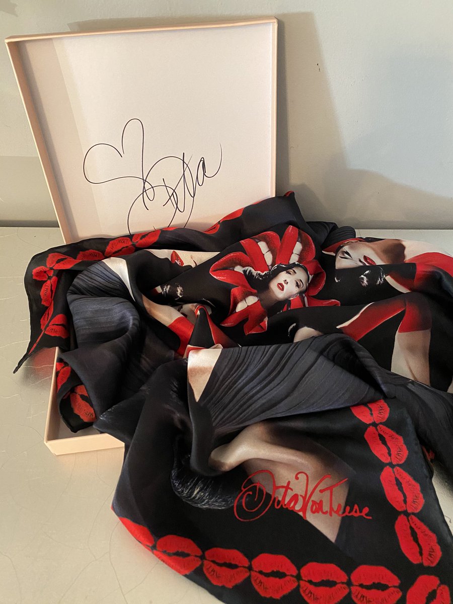 If you order my new silk scarf this week, the box will come signed 💋💋 
 