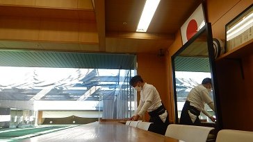 水曜日の午後は弓道稽古。課題は呼吸と正しき運行。持ち的にて五割現れず。二立ち目より束中現るるも廿射以降矢は砂を咬む。日々 水曜日の午後は弓道稽古。課題は呼吸と正しき運行。持ち的にて五割現れず。二立ち目より束中現るるも廿射以降矢は砂を咬む。日々