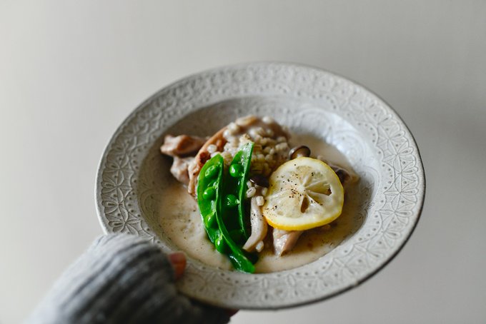 チキンのレモンクリーム煮はもち麦入り。もち麦は茹でてフリージングできるので、お野菜のひとつとして使うと便利。 チキンのレモンクリーム煮はもち麦入り。もち麦は茹でてフリージングできるので、お野菜のひとつとして使うと便利。